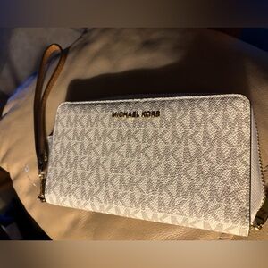 Michael Kors Jet Set Travel Large Wristlet Wallet Gray MK Logo Zip Around NWT